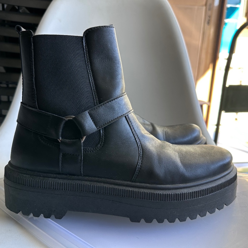 ASOS DESIGN Arena leather harness chelsea boot